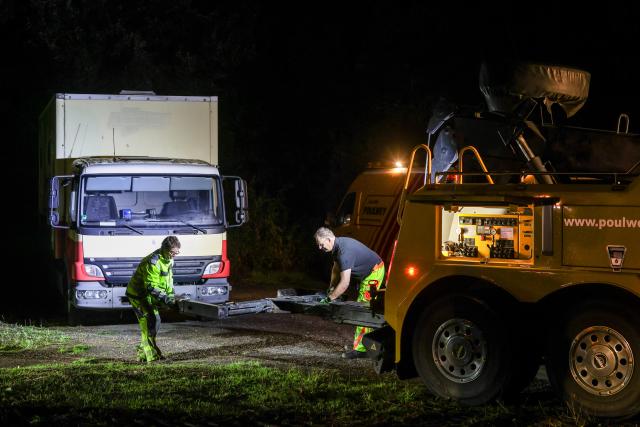 05 September 2026, North Rhine-Westphalia, Niederzier: A suspect's truck is picked up by a towing service from a parking lot in Niederzier and taken to police headquarters in Cologne. Police are continuing their intensive search for a man suspected of carrying out acts of sabotage against the German power grid. Photo: Christoph Reichwein/dpa