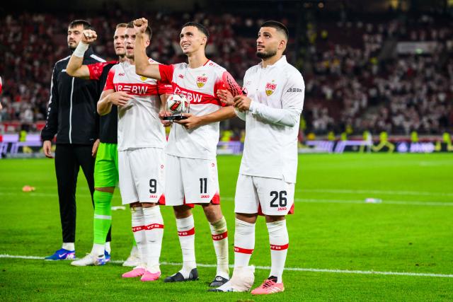 04 September 2026, Baden-Wuerttemberg, Stuttgart: Stuttgart's Deniz Undav (R) cools his foot and celebrates with his teammates Ermedin Demirovic (L) and Bilal El Khannouss after the German Bundesliga soccer match between VfB Stuttgart and 1. FC Koeln, at MHPArena. Photo: Tom Weller/dpa - IMPORTANT NOTICE: In accordance with the regulations of the Bundesliga and the DFB (German Football Association), it is prohibited to use or allow the use of photographs taken in the stadium and/or during the game in the form of sequential images and/or video-like photo series.