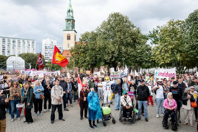05 September 2026, Berlin: People take  part in a demonstration organized by the Alliance Against Evictions and High Rents under the slogan "Give us apartments! Lower the rents!". Photo: Fabian Sommer/dpa