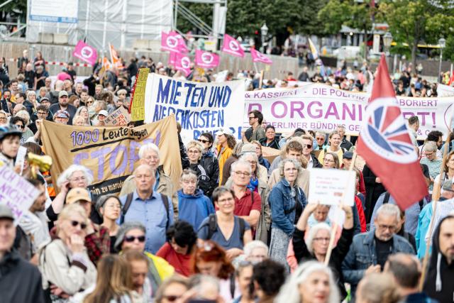 05 September 2026, Berlin: People take  part in a demonstration organized by the Alliance Against Evictions and High Rents under the slogan "Give us apartments! Lower the rents!". Photo: Fabian Sommer/dpa