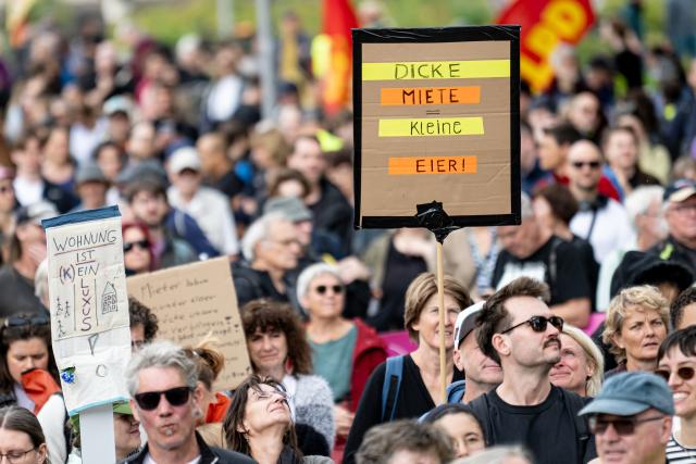 05 September 2026, Berlin: People take part in a demonstration organized by the Alliance Against Evictions and High Rents under the slogan "Give us apartments! Lower the rents!". Photo: Fabian Sommer/dpa