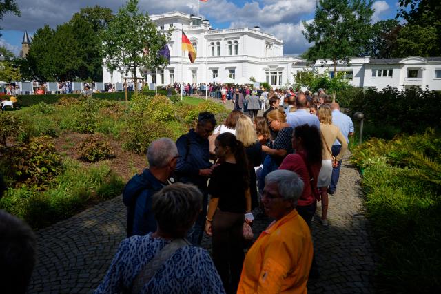 05 September 2026, North Rhine-Westphalia, Bonn: Visitors line up at the community festival in the park of Villa Hammerschmidt to tour the Federal President's official residence in Bonn. Photo: Henning Kaiser/dpa