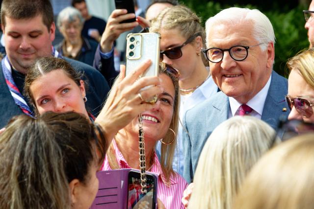 05 September 2026, North Rhine-Westphalia, Bonn: Visitors take selfies with German President Frank-Walter Steinmeier (R) at the public festival in the park of Villa Hammerschmidt. Photo: Henning Kaiser/dpa