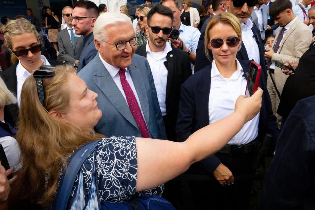 05 September 2026, North Rhine-Westphalia, Bonn: Visitors take selfies with German President Frank-Walter Steinmeier at the public festival in the park of Villa Hammerschmidt. Photo: Henning Kaiser/dpa
