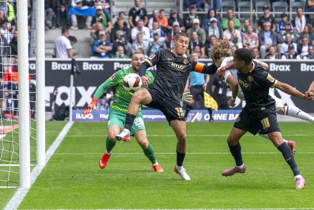 05 September 2026, North Rhine-Westphalia, Mönchengladbach: Moenchengladbach's Hugo Bolin (2nd R) scores his side's first goal past goalkeeper Elversberg Nicolas Kristof during the German Bundesliga soccer match between Borussia Moenchengladbach and SV Elversberg at the BORUSSIA-PARK
Stadium. Photo: David Inderlied/dpa - IMPORTANT NOTICE: Bundesliga and DFB regulations prohibit any use of photographs as image sequences and/or quasi-video.