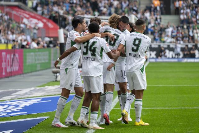 05 September 2026, North Rhine-Westphalia, Mönchengladbach: Moenchengladbach's Hugo Bolin (C) celebrates scoring his side's first goal with teammates during the German Bundesliga soccer match between Borussia Moenchengladbach and SV Elversberg at the BORUSSIA-PARK
Stadium. Photo: David Inderlied/dpa - IMPORTANT NOTICE: Bundesliga and DFB regulations prohibit any use of photographs as image sequences and/or quasi-video.