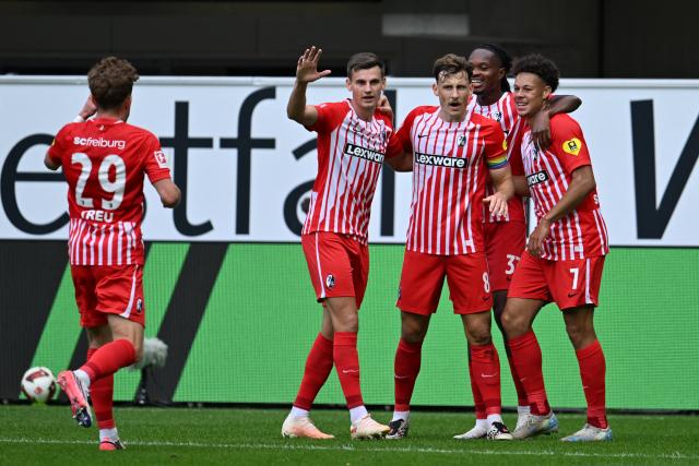 05 September 2026, North Rhine-Westphalia, Paderborn: Freiburg's Maximilian Eggestein celebrates scoring his side's first goal with his teammates during the German Bundesliga soccer match between SC Paderborn 07 and SC Freiburg at the Home Deluxe Arena. Photo: Swen Pförtner/dpa - IMPORTANT NOTICE: Bundesliga and DFB regulations prohibit any use of photographs as image sequences and/or quasi-video.
