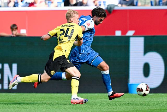 05 September 2026, Baden-Württemberg, Sinsheim: Borussia Dortmund's Daniel Svensson and TSG Hoffenheim's Leon Avdullahu battle for the ball during the German Bundesliga soccer match between TSG 1899 Hoffenheim and Borussia Dortmund at the SNP Arena. Photo: Uwe Anspach/dpa - IMPORTANT NOTICE: Bundesliga and DFB regulations prohibit any use of photographs as image sequences and/or quasi-video.