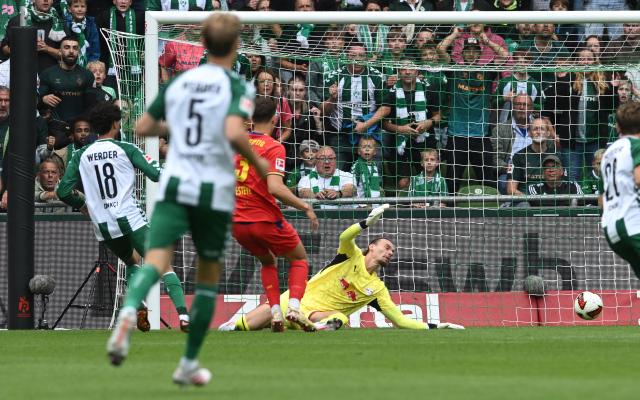 05 September 2026, Bremen: Werder Bremen's Eren Dinkci scores his side's first goal past Leipzig goalkeeper Maarten Vandevoordt during the German Bundesliga soccer match between Werder Bremen and RB Leipzig at the Weserstadion. Photo: Carmen Jaspersen/dpa - IMPORTANT NOTICE: Bundesliga and DFB regulations prohibit any use of photographs as image sequences and/or quasi-video.
