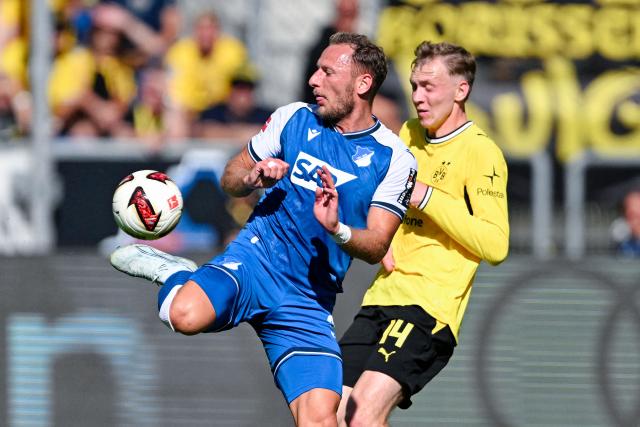 05 September 2026, Baden-Württemberg, Sinsheim: Hoffenheim's Vladimir Coufal (L) and Borussia Dortmund's Maximilian Beier battle for the ball during the German Bundesliga soccer match between TSG 1899 Hoffenheim and Borussia Dortmund at the SNP Arena. Photo: Uwe Anspach/dpa - IMPORTANT NOTICE: Bundesliga and DFB regulations prohibit any use of photographs as image sequences and/or quasi-video.