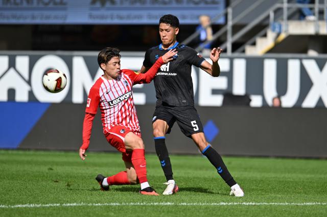05 September 2026, North Rhine-Westphalia, Paderborn: Paderborn's Santiago Castaneda (R) and Freiburg's Yuito Suzuki battle for the ball during the German Bundesliga soccer match between SC Paderborn 07 and SC Freiburg at the Home Deluxe Arena. Photo: Swen Pförtner/dpa - IMPORTANT NOTICE: Bundesliga and DFB regulations prohibit any use of photographs as image sequences and/or quasi-video.