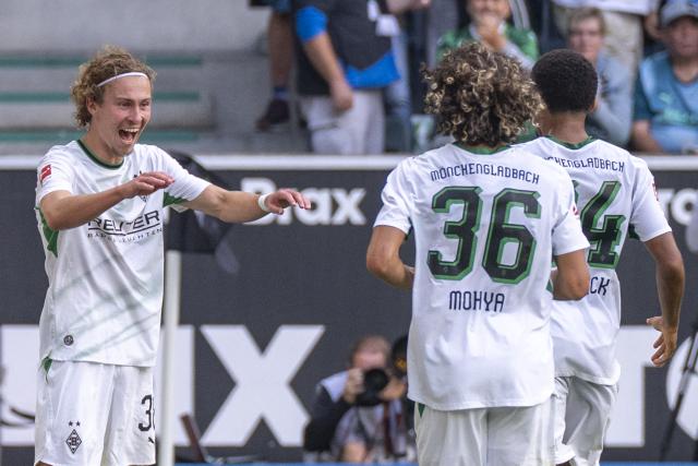 05 September 2026, North Rhine-Westphalia, Mönchengladbach: Moenchengladbach's Hugo Bolin (L) celebrates scoring his side's second goal with teammates during the German Bundesliga soccer match between Borussia Moenchengladbach and SV Elversberg at the BORUSSIA-PARK
Stadium. Photo: David Inderlied/dpa - IMPORTANT NOTICE: Bundesliga and DFB regulations prohibit any use of photographs as image sequences and/or quasi-video.