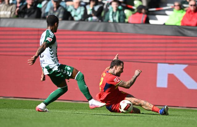 05 September 2026, Bremen: Bremen's Arthur and Leipzig's David Raum (R) in action during the German Bundesliga soccer match between Werder Bremen and RB Leipzig at the Weserstadion. Photo: Carmen Jaspersen/dpa - IMPORTANT NOTICE: Bundesliga and DFB regulations prohibit any use of photographs as image sequences and/or quasi-video.