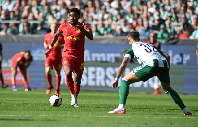 05 September 2026, Bremen: Leipzig's Christopher Nkunku runs toward Bremen's Marco Friedl during the German Bundesliga soccer match between Werder Bremen and RB Leipzig at the Weserstadion. Photo: Carmen Jaspersen/dpa - IMPORTANT NOTICE: Bundesliga and DFB regulations prohibit any use of photographs as image sequences and/or quasi-video.
