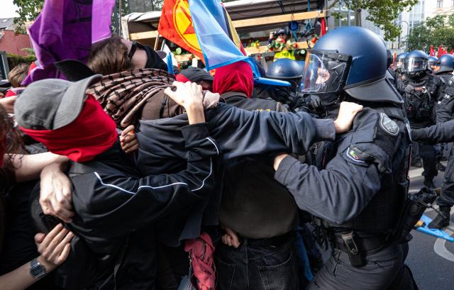 05 September 2026, North Rhine-Westphalia, Cologne: Police officers and demonstrators clash during a demonstration by the "Disarm Rheinmetall" protest camp in Cologne. Photo: Benjamin Westhoff/dpa