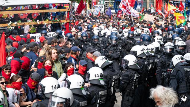 05 September 2026, North Rhine-Westphalia, Cologne: Police officers line up in front of demonstrators during a demonstration by the "Disarm Rheinmetall" protest camp in Cologne. Photo: Benjamin Westhoff/dpa