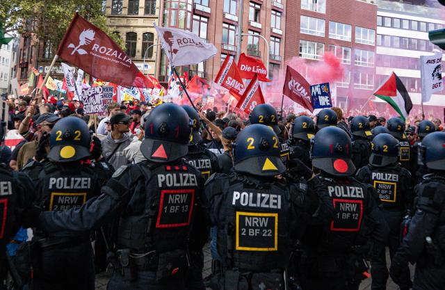 05 September 2026, North Rhine-Westphalia, Cologne: Police officers line up in front of demonstrators during a demonstration by the "Disarm Rheinmetall" protest camp in Cologne. Photo: Benjamin Westhoff/dpa