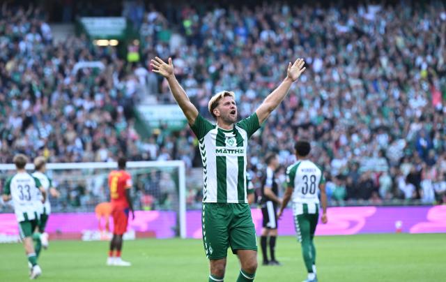 05 September 2026, Bremen: Bremen's Niclas Fuellkrug celebrates scoring his side's second goal during the German Bundesliga soccer match between Werder Bremen and RB Leipzig at the Weserstadion. Photo: Carmen Jaspersen/dpa - IMPORTANT NOTICE: Bundesliga and DFB regulations prohibit any use of photographs as image sequences and/or quasi-video.