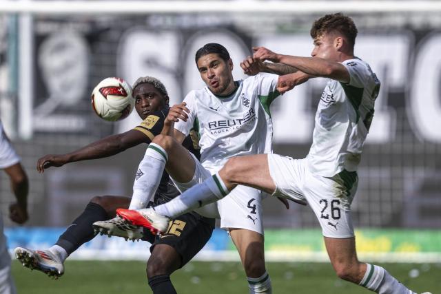 05 September 2026, North Rhine-Westphalia, Leverkusen: Elversberg's David Mokwa (L) battles for the ball with Moenchengladbach's Kevin Diks (C) and Lukas Ullrich during the German Bundesliga, soccer match between Bayer Leverkusen and 1. FC union Berlin at the BayArena. Photo: David Inderlied/dpa - IMPORTANT NOTICE: Bundesliga and DFB regulations prohibit any use of photographs as image sequences and/or quasi-video.