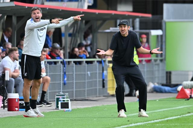 05 September 2026, North Rhine-Westphalia, Paderborn: Freiburg coach Julian Schuster (R) and assistant coach Florian Bruns react on the sidelines during the German Bundesliga soccer match between SC Paderborn 07 and SC Freiburg at the Home Deluxe Arena. Photo: Swen Pförtner/dpa - IMPORTANT NOTICE: Bundesliga and DFB regulations prohibit any use of photographs as image sequences and/or quasi-video.