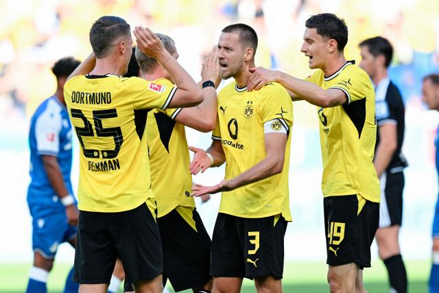 05 September 2026, Baden-Württemberg, Sinsheim: Dortmund's Waldemar Anton (C) celebrates victory with his teammates after the German Bundesliga soccer match between TSG 1899 Hoffenheim and Borussia Dortmund at the SNP Arena. Photo: Uwe Anspach/dpa - IMPORTANT NOTICE: Bundesliga and DFB regulations prohibit any use of photographs as image sequences and/or quasi-video.