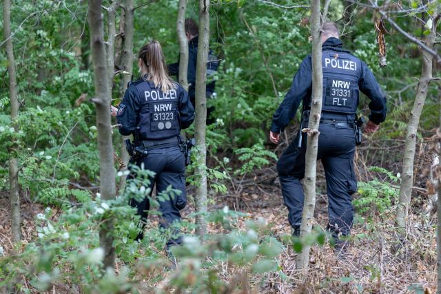 05 September 2026, North Rhine-Westphalia, Niederzier: German police officers search for the 
the man suspected of carrying out acts of sabotage against the German power grid, through the Hambach Forest near Niederzier. Photo: Jan Ohmen/dpa