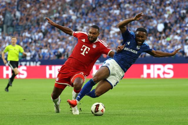 05 September 2026, North Rhine-Westphalia, Gelsenkirchen: Bayern Munich's Jonathan Tah (L) and Schalke's Moussa Sylla battle for the ball during the German Bundesliga soccer match between FC Schalke 04 and Bayern Munich at the Veltins Arena. Photo: Fabian Strauch/dpa - IMPORTANT NOTICE: In accordance with the regulations of the Bundesliga and the DFB (German Football Association), it is prohibited to use or allow the use of photographs taken in the stadium and/or during the game in the form of image sequences and/or video-like photo series.