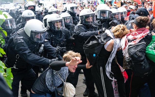 05 September 2026, North Rhine-Westphalia, Cologne: Police officers and demonstrators clash during a demonstration by the "Disarm Rheinmetall" protest camp in Cologne. Photo: Benjamin Westhoff/dpa