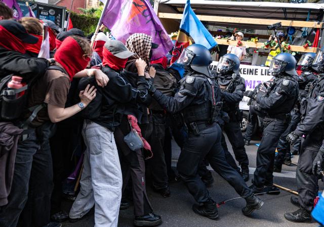 05 September 2026, North Rhine-Westphalia, Cologne: Police officers and demonstrators clash during a demonstration by the "Disarm Rheinmetall" protest camp in Cologne. Photo: Benjamin Westhoff/dpa