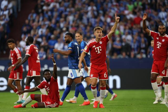 05 September 2026, North Rhine-Westphalia, Gelsenkirchen: Bayern Munich's Joshua Kimmich  gestures during the German Bundesliga soccer match between FC Schalke 04 and Bayern Munich at the Veltins Arena. Photo: Fabian Strauch/dpa - IMPORTANT NOTICE: Bundesliga and DFB regulations prohibit any use of photographs as image sequences and/or quasi-video.