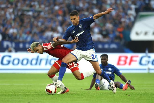 05 September 2026, North Rhine-Westphalia, Gelsenkirchen: Bayern Munich's Luis Diaz (L) and Schalke's Dejan Ljubicic battle for the ball during the German Bundesliga soccer match between FC Schalke 04 and Bayern Munich at the Veltins Arena. Photo: Fabian Strauch/dpa - IMPORTANT NOTICE: Bundesliga and DFB regulations prohibit any use of photographs as image sequences and/or quasi-video.