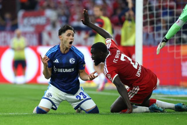 05 September 2026, North Rhine-Westphalia, Gelsenkirchen: Schalke's Soufiane El-Faouzi (L) reacts alongside Bayern Munich's Dayot Upamecano to a missed scoring opportunity during the German Bundesliga soccer match between FC Schalke 04 and Bayern Munich at the Veltins Arena. Photo: Fabian Strauch/dpa - IMPORTANT NOTICE: Bundesliga and DFB regulations prohibit any use of photographs as image sequences and/or quasi-video.