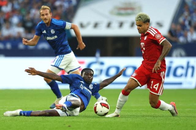 05 September 2026, North Rhine-Westphalia, Gelsenkirchen: Schalke's Eric Junior Dina-Ebimbe and Bayern Munich's Luis Diaz during the German Bundesliga soccer match between FC Schalke 04 and Bayern Munich at the Veltins Arena. Photo: Fabian Strauch/dpa - IMPORTANT NOTICE: Bundesliga and DFB regulations prohibit any use of photographs as image sequences and/or quasi-video.