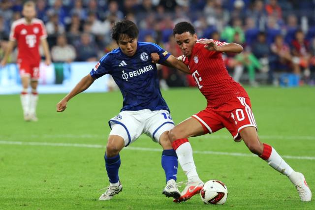 05 September 2026, North Rhine-Westphalia, Gelsenkirchen: Bayern Munich's Jamal Musiala (R) and Schalke's Satoshi Tanaka in action during the German Bundesliga soccer match between FC Schalke 04 and Bayern Munich at the Veltins Arena. Photo: Fabian Strauch/dpa - IMPORTANT NOTICE: Bundesliga and DFB regulations prohibit any use of photographs as image sequences and/or quasi-video.