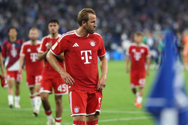 05 September 2026, North Rhine-Westphalia, Gelsenkirchen: Bayern Munich's Harry Kane and his teammates react after the German Bundesliga soccer match between FC Schalke 04 and Bayern Munich at the Veltins Arena. Photo: Fabian Strauch/dpa - IMPORTANT NOTICE: Bundesliga and DFB regulations prohibit any use of photographs as image sequences and/or quasi-video.