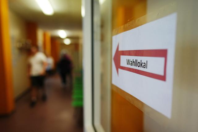 06 September 2026, Saxony-Anhalt, Tangermuende: A sign points the way to a polling station in Saxony-Anhalt. The state elects a new state parliament on Sunday. Photo: Kay Nietfeld/dpa