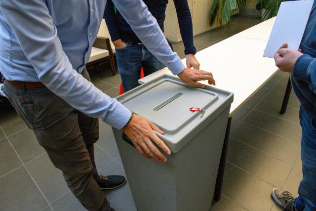 06 September 2026, Saxony-Anhalt, Magdeburg: Election workers seal a ballot box before voting begins at a polling station in Saxony-Anhalt. The state elects a new state parliament on Sunday. Photo: Klaus-Dietmar Gabbert/dpa