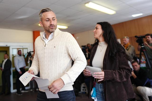 06 September 2026, Saxony-Anhalt, Tangermünde: Ulrich Siegmund, the party's top candidate and co-chair of the AfD parliamentary caucus in Saxony-Anhalt, stands with his wife, Julia Siegmund, holding ballots at a polling station. Media representatives cover the voting. Saxony-Anhalt elects a new state parliament on Sunday. Photo: Kay Nietfeld/dpa