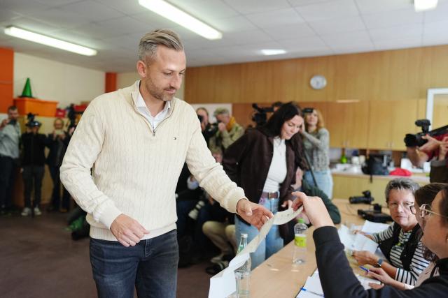 06 September 2026, Saxony-Anhalt, Tangermünde: Ulrich Siegmund, the party's top candidate and co-chair of the AfD parliamentary group in Saxony-Anhalt, casts his folded ballot into the ballot box. Saxony-Anhalt elects a new state parliament on Sunday. Photo: Kay Nietfeld/dpa