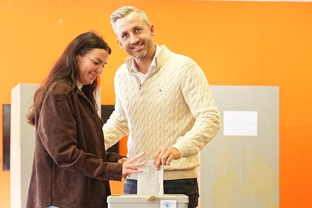 06 September 2026, Saxony-Anhalt, Tangermünde: Ulrich Siegmund, the party's top candidate and co-chair of the AfD parliamentary group in Saxony-Anhalt, and his wife, Julia Siegmund, cast their folded ballots into the ballot box. Saxony-Anhalt elects a new state parliament on Sunday. Photo: Michael Kappeler/dpa