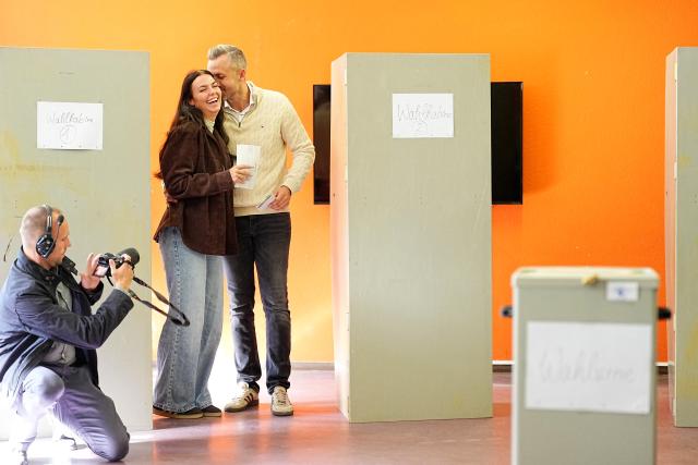 06 September 2026, Saxony-Anhalt, Tangermünde: Ulrich Siegmund, the party's top candidate and co-chair of the AfD parliamentary group in Saxony-Anhalt, kisses his wife, Julia Siegmund, before they cast their ballots together at a polling station. Saxony-Anhalt elects a new state parliament on Sunday. Photo: Michael Kappeler/dpa