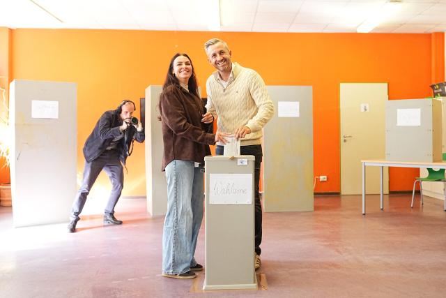 06 September 2026, Saxony-Anhalt, Tangermünde: Ulrich Siegmund, the party's top candidate and co-chair of the AfD parliamentary group in Saxony-Anhalt, and his wife, Julia Siegmund, cast their folded ballots into the ballot box. Saxony-Anhalt elects a new state parliament on Sunday. Photo: Michael Kappeler/dpa