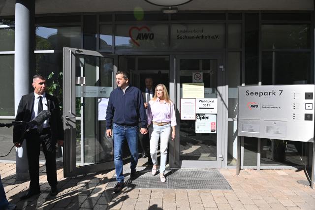 06 September 2026, Saxony-Anhalt, Magdeburg: Sven Schulze, Minister-President of Saxony-Anhalt and state chairman of the CDU in Saxony-Anhalt, leaves the polling station with his wife, Kati Schulze, after casting their ballots. Saxony-Anhalt elects a new state parliament on Sunday. Photo: Klaus-Dietmar Gabbert/dpa
