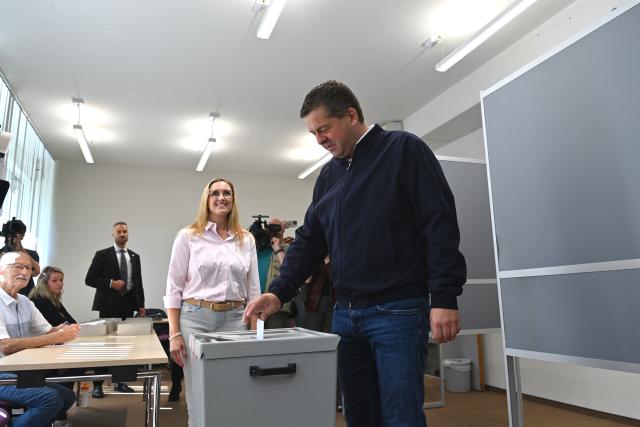 06 September 2026, Saxony-Anhalt, Magdeburg: Sven Schulze, Minister-President of Saxony-Anhalt and state chairman of the CDU in Saxony-Anhalt, stands in front of a voting booth at a polling station holding his folded ballot. Saxony-Anhalt elects a new state parliament on Sunday. Photo: Klaus-Dietmar Gabbert/dpa