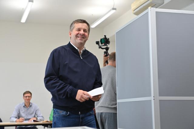 06 September 2026, Saxony-Anhalt, Magdeburg: Sven Schulze, Minister-President of Saxony-Anhalt and state chairman of the CDU in Saxony-Anhalt, stands in front of a voting booth at a polling station holding his folded ballot. Saxony-Anhalt elects a new state parliament on Sunday. Photo: Klaus-Dietmar Gabbert/dpa