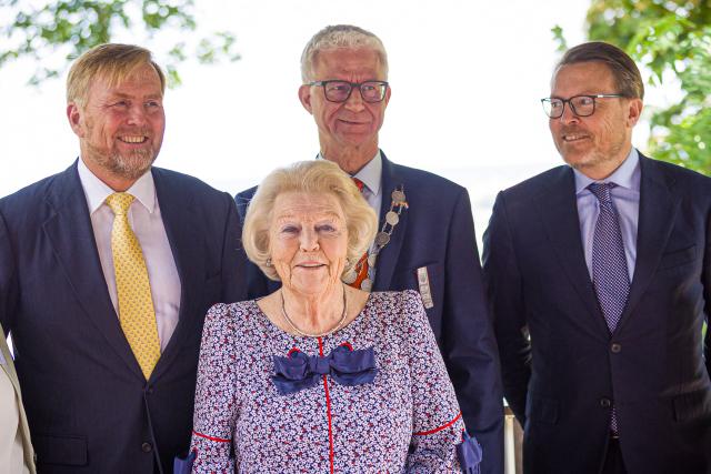 06 September 2026, Lower Saxony, Hitzacker: Dutch King Willem-Alexander (L), Princess Beatrix (centre) and Prince Constantijn (R) pose with Holger Mertins (FDP, back, centre), mayor of Hitzacker, during their visit to Hitzacker. Photo: Moritz Frankenberg/dpa