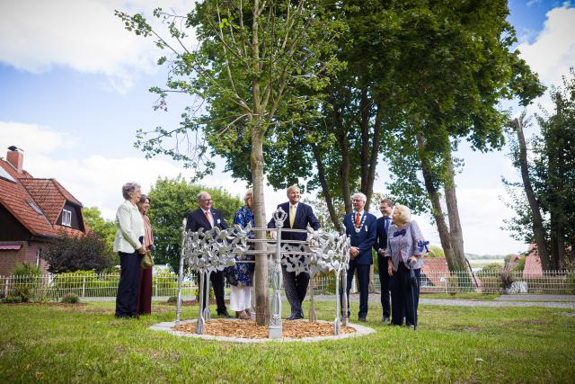 06 September 2026, Lower Saxony, Hitzacker: Dutch King Willem-Alexander (C) waters a linden tree during his visit to Hitzacker, alongside Prince Constantijn of the Netherlands (2nd R), Princess Beatrix (R), and mayor of Hitzacker Holger Mertins (3rd R). Photo: Moritz Frankenberg/dpa
