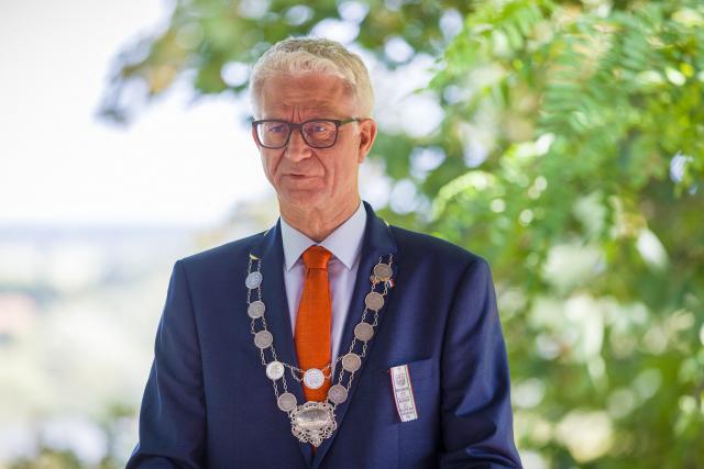 06 September 2026, Lower Saxony, Hitzacker: Mayor of Hitzacker Holger Mertins delivers a speech during the Dutch king's visit. Photo: Moritz Frankenberg/dpa