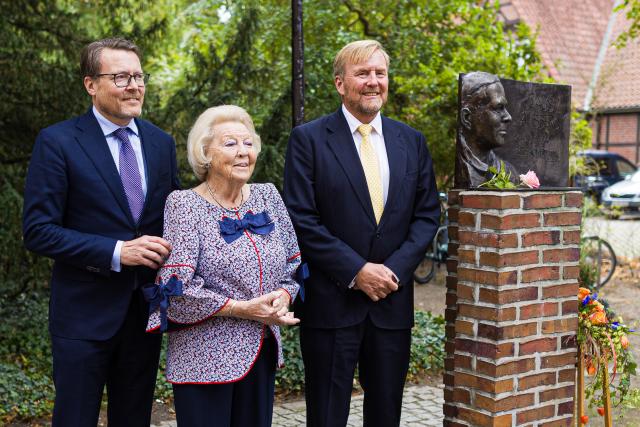 06 September 2026, Lower Saxony, Hitzacker: (L-R) Prince Constantijn of the Netherlands, Princess Beatrix, and King Willem-Alexander of the Netherlands stand next to the monument to Claus von Amsberg during their visit to Hitzacker. Photo: Moritz Frankenberg/dpa