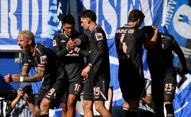 06 September 2026, Hamburg: Mainz's Sheraldo Becker (R) celebrates scoring his side's first goal with teammates during the German Bundesliga soccer match between Hamburger SV and FSV Mainz 05 at Volksparkstadion. Photo: Daniel Bockwoldt/dpa - WICHTIGER HINWEIS: Gemäß den Vorgaben der Bundesliga bzw. des DFB Deutscher Fußball-Bund ist es untersagt, in dem Stadion und/oder vom Spiel angefertigte Fotoaufnahmen in Form von Sequenzbildern und/oder videoähnlichen Fotostrecken zu verwerten bzw. verwerten zu lassen.